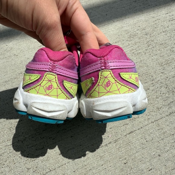 New Balance Pink and Blue Sneakers Vibrant Athletic Design - Picture 3 of 6